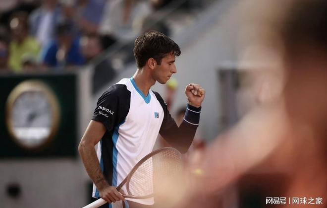 意大利网球队爆冷世界网球队,西西帕斯统治全场的简单介绍 意大利网球队爆冷世界网球队,西西帕斯统治全场的简单介绍