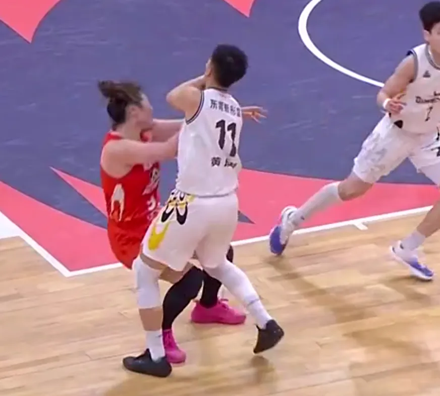 关于精彩篮球对决迸发出激情火花的信息 关于精彩篮球对决迸发出激情火花的信息