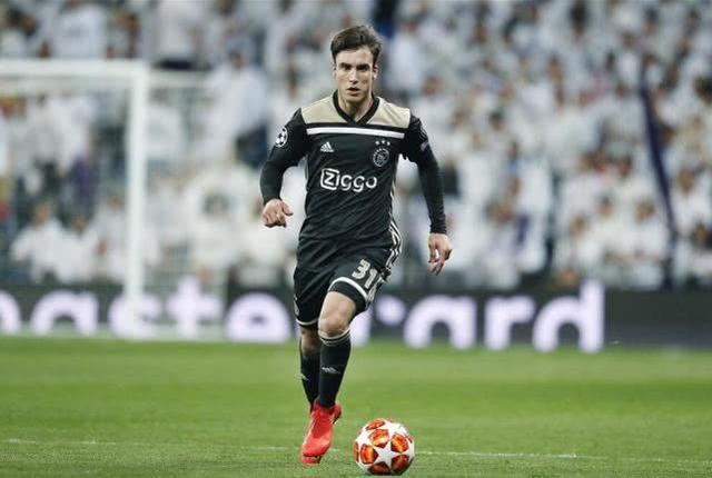 开云下载-阿贾克斯登顶,再次取得胜利