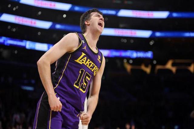 湖人主帅大赞球队团结,士气高昂迎接挑战 湖人主帅大赞球队团结,士气高昂迎接挑战