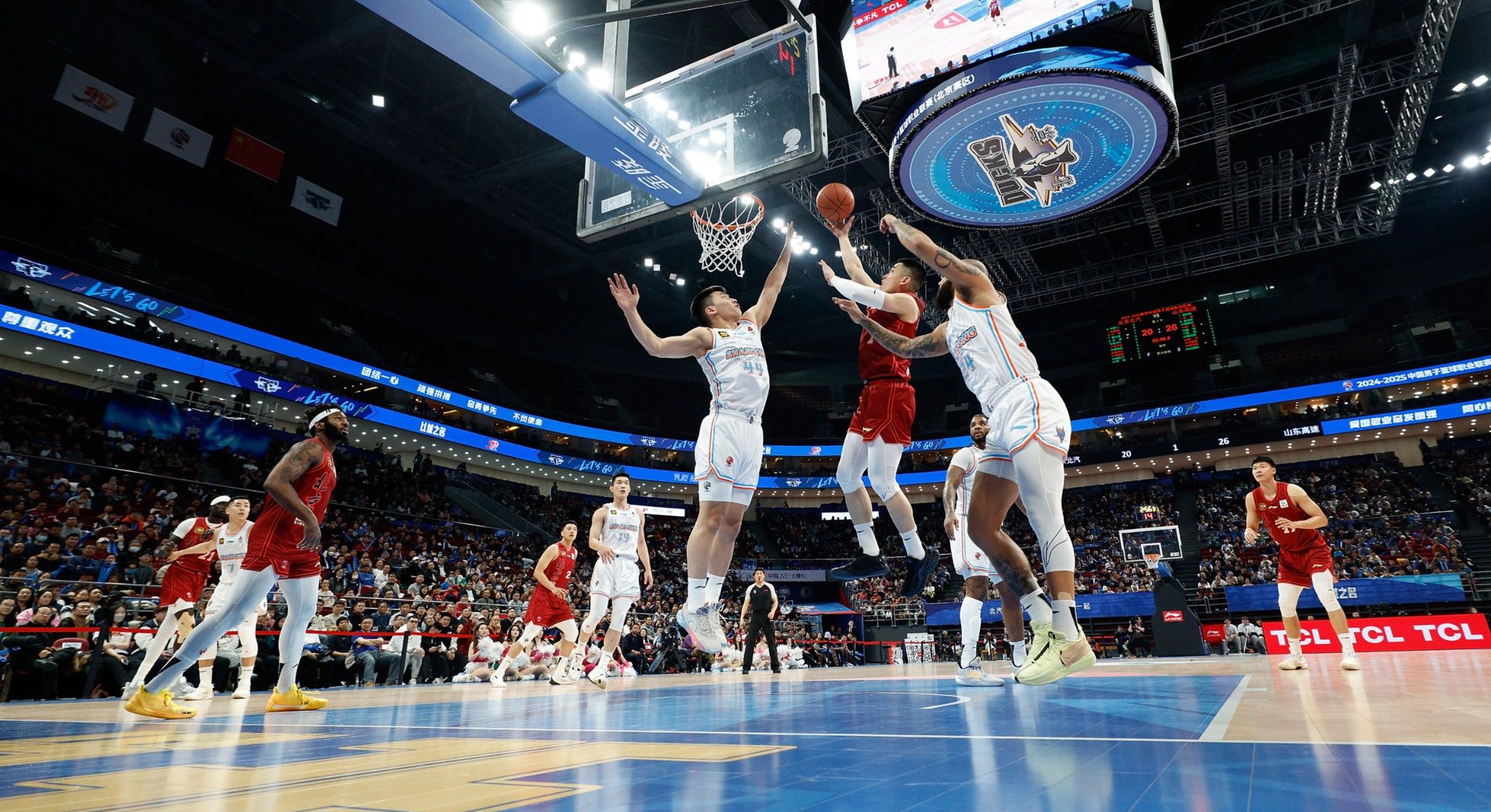 关于高手过招,场上篮球激烈纷争的信息 关于高手过招,场上篮球激烈纷争的信息