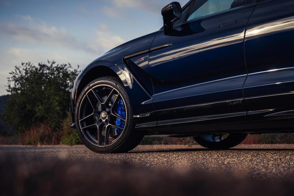 关于阿斯顿马丁鏖战法拉利,周冠宇高光表现的信息 关于阿斯顿马丁鏖战法拉利,周冠宇高光表现的信息