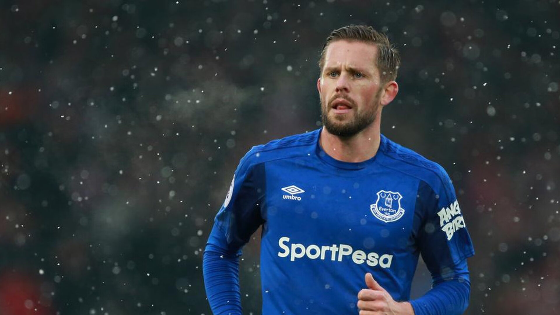 绿茵场上的绝杀与羽毛球场的高光，体育之夜的悲喜交织